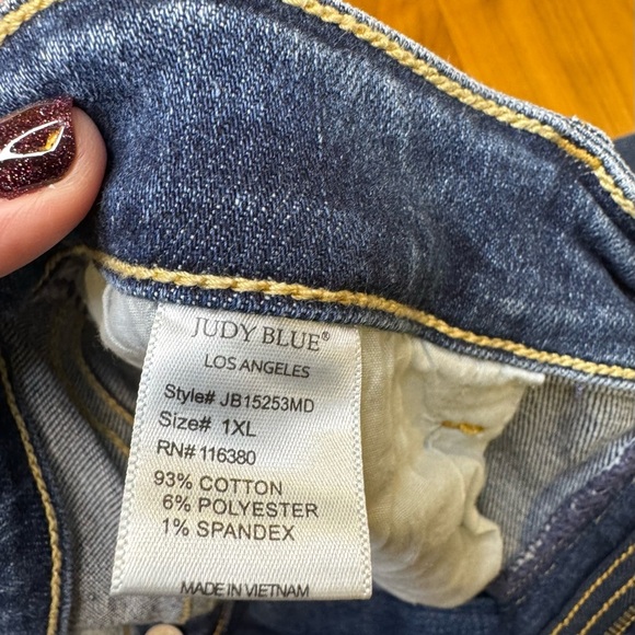 Judy Blue 1XL Distressed Jean Shorts – Raw Hem, Stretchy & Flattering! - Picture 6 of 6